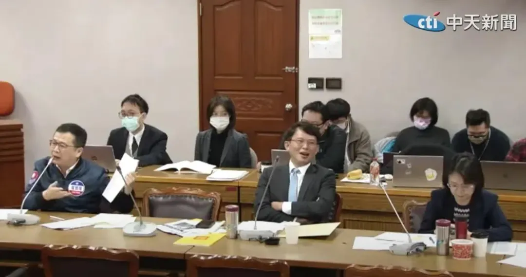 國民黨立委羅智強（左）喊出，民進黨立委鍾佳濱若提案修憲廢監察院，一定支持投1票。(圖／中天新聞)