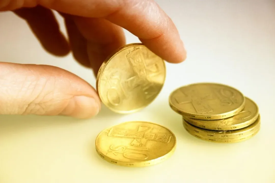 柯柏成分享，這次煮錢水時可以加入7個金色硬幣，催旺明年的財運。（示意圖／取自pixabay）