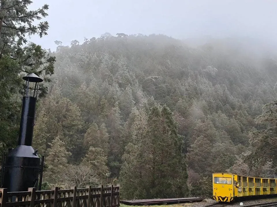 太平山國家森林遊樂區這波寒流低溫下，在今日凌晨陸續下霧淞。（圖／翻攝自臉書／太平山國家森林遊樂區）