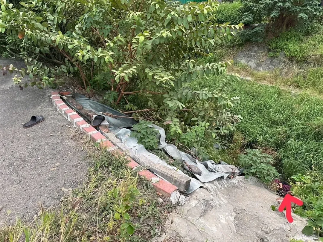 彰化縣一名7旬老翁，因尿急不慎跌落一層樓深大排水溝中。（圖／警方提供）