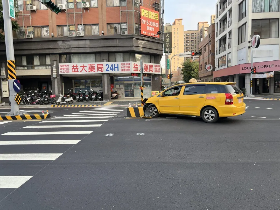 小黃不慎自撞行人庇護島畫面曝光。(圖/翻攝畫面)