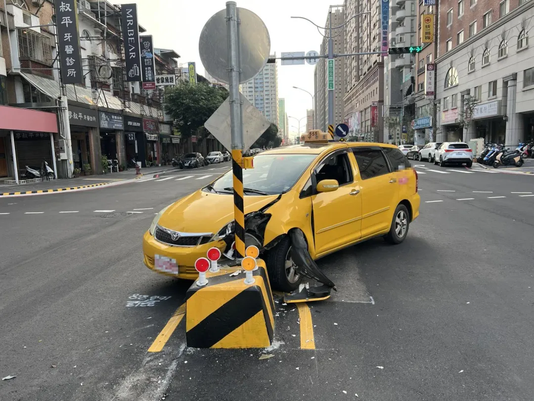 駕駛自撞行人庇護島事件頻傳。(圖/翻攝畫面)
