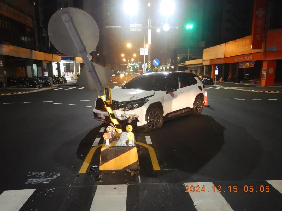 台中市北區一處路口行人庇護島發生有小客車自撞事故。(圖/翻攝畫面)