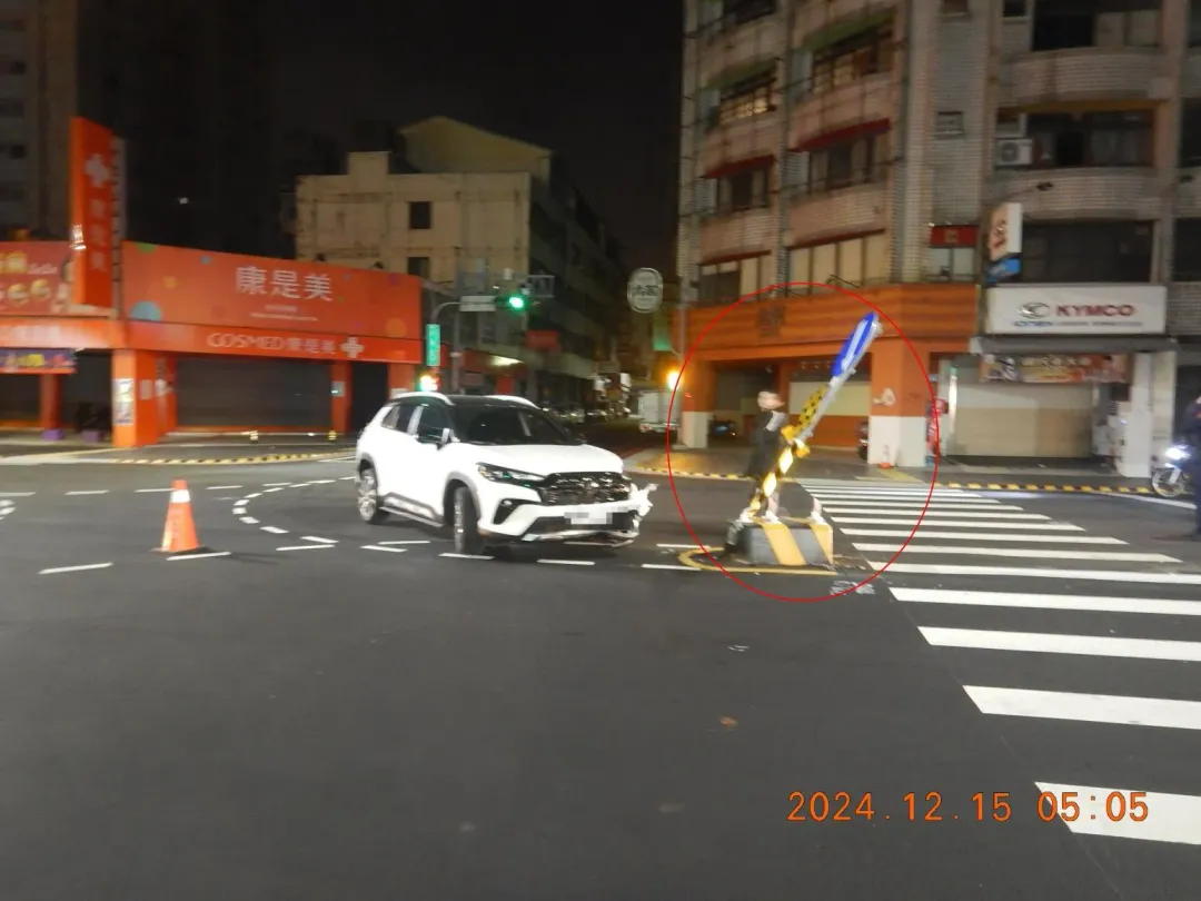 台中市北區一處路口行人庇護島發生有小客車自撞事故。(圖/翻攝畫面)