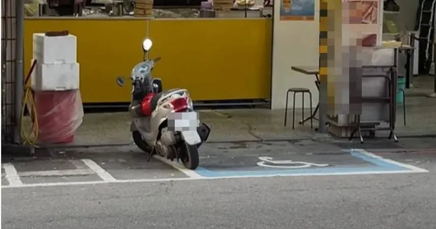 機車幾乎每天都停在身障車格。(圖/翻攝自WoWtchout )
