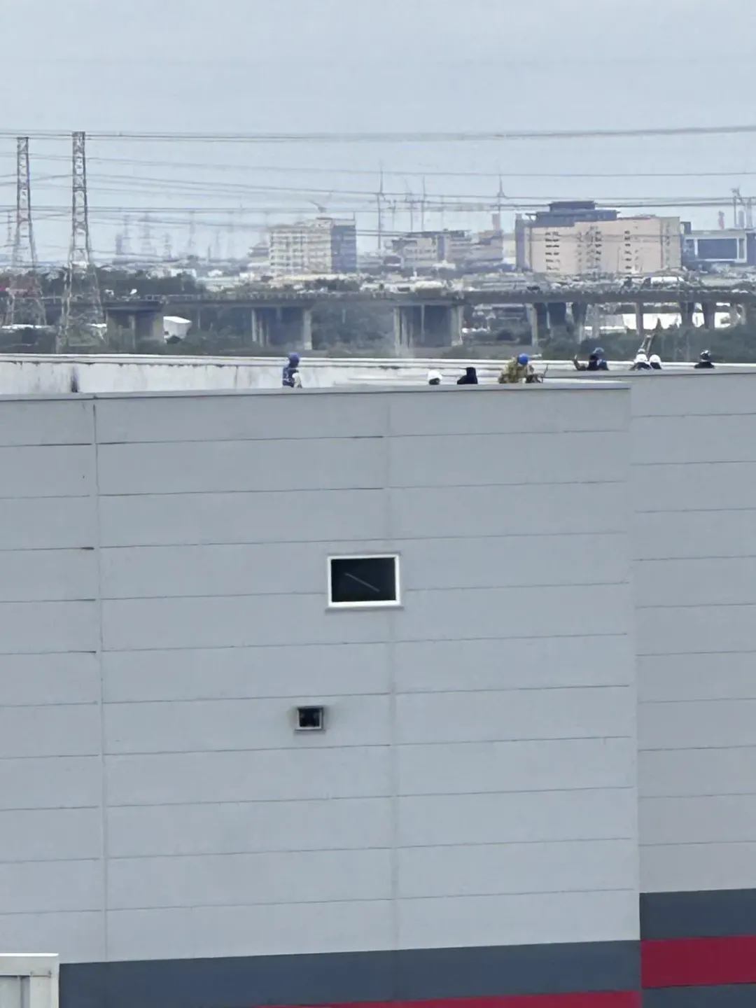 倉儲傳出超過20人受困。(圖/中天新聞)