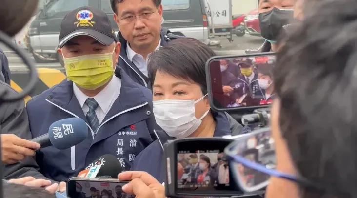 台中市長盧秀燕、消防局長孫福佑也到場瞭解情況。(圖/中天新聞)
