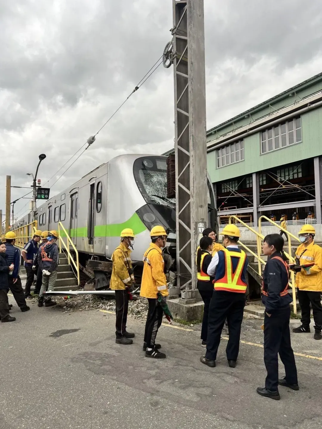 今(19)日下午,一列EMU900型區間車在花蓮準備進入洗車線時撞上電桿,車頭整個毀損,引發熱議,然而這樣的「撞」況竟是一天之内第2起。(圖/中天新聞)