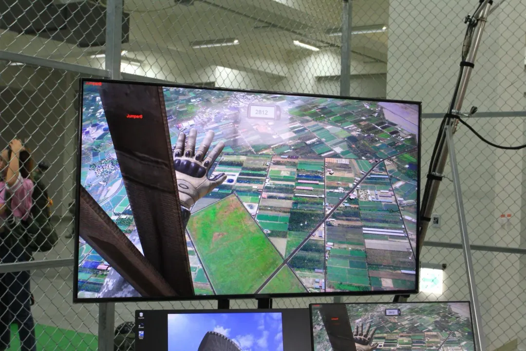頭戴VR顯示器中的潮州空降場畫面。(圖/宋玉寧攝)