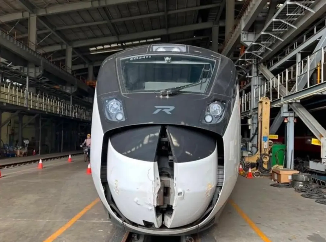 今上午10時10分,一列EMU3000型編組在潮州基地庫內整備線,準備辦理例行性檢修時,竟發生碰撞止衝擋意外,導致車頭鼻頭蓋受損。(圖/翻攝畫面)