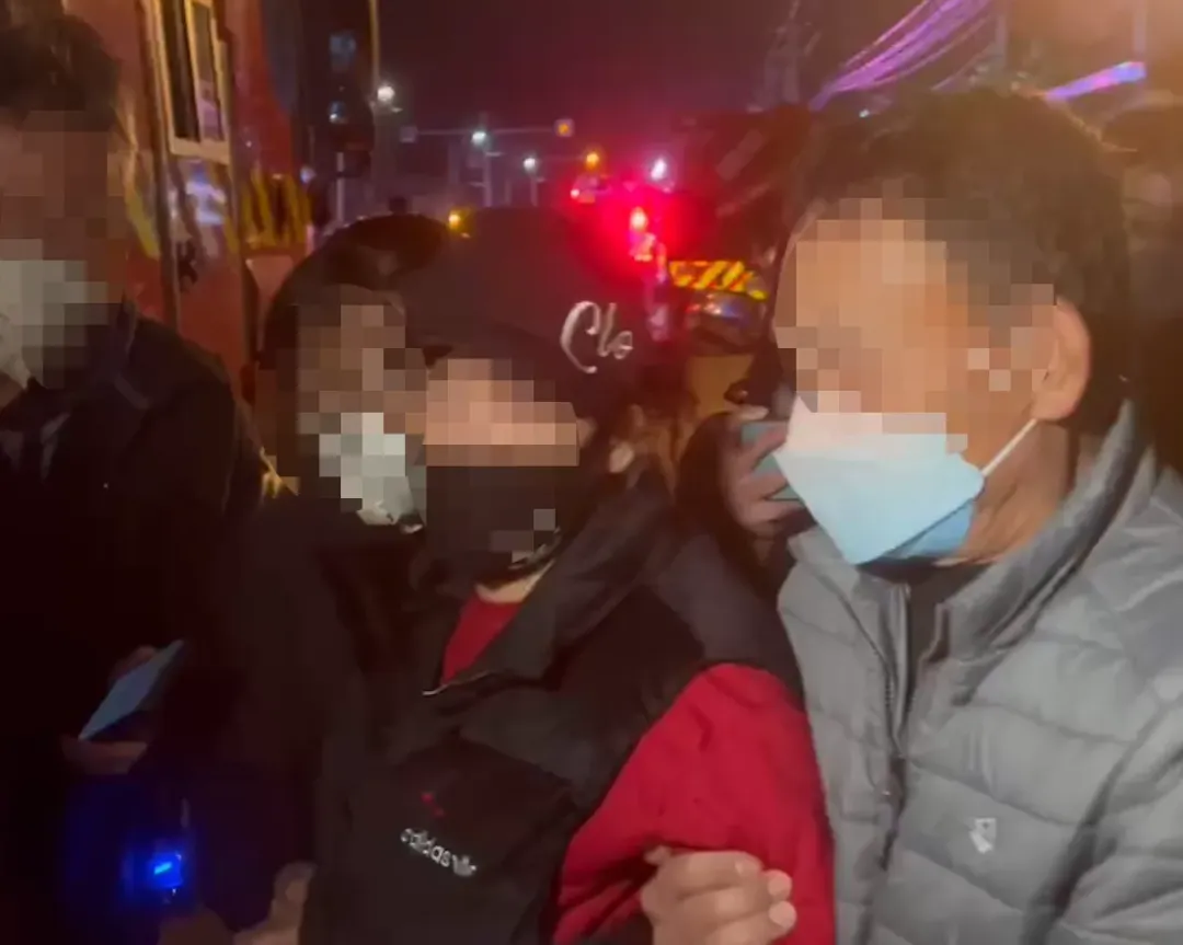 廖姓婦人（右2）也趕到現場找爸爸和兒子，她難過表示2人今天一起上工，沒想到命喪火窟。（圖／中天新聞）