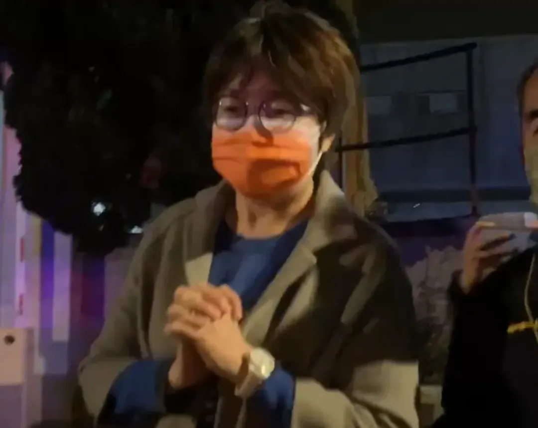 台中地檢署檢察官和鑑識官19日晚間抵達全聯大肚倉儲火災現場。（圖／中天新聞）