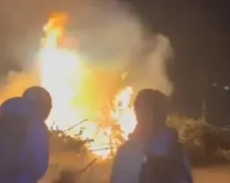 中山大學籃球場旁於今(20)日凌晨爆發火警。(圖/翻攝自社會事新聞影音)