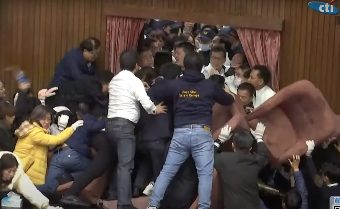 國民黨立委突破民進黨封鎖的議場內門，雙方在問口僵持。（圖／中天新聞）