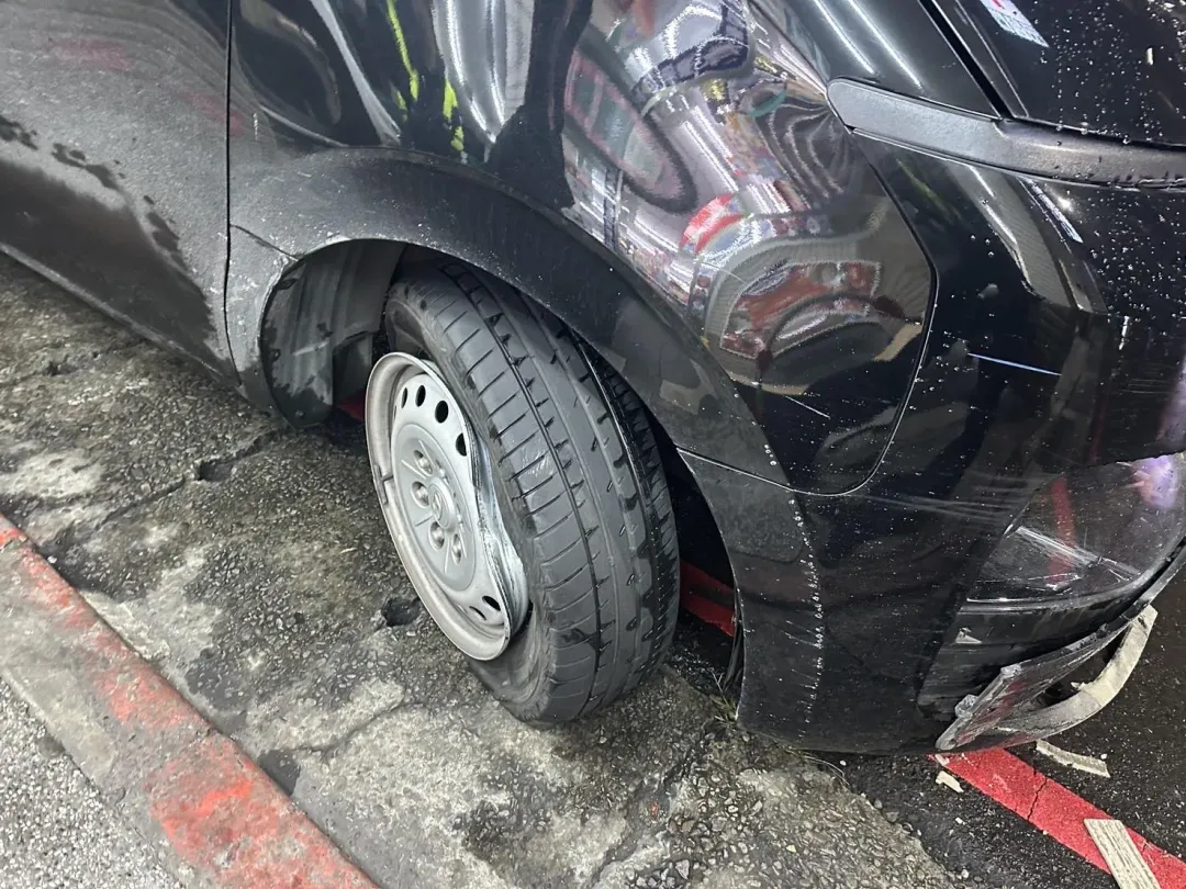 自小客車駕駛不明原因，往超商柱子猛撞。（圖／翻攝畫面）