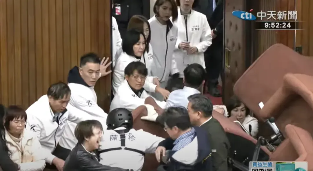 藍綠立委爆發肢體衝突，互相拉扯，有委員丟擲座椅。（圖／中天新聞）
