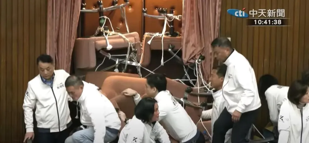 國民黨立委逐一排除民進黨立委圍堵進入議場的障礙。(圖/中天新聞)