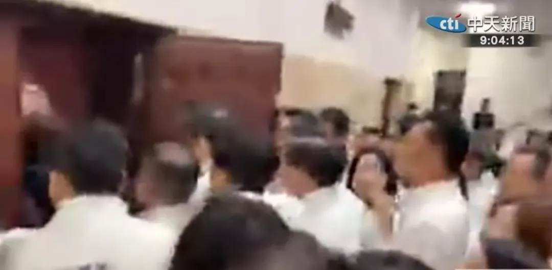 國民黨立委破門進入議場內,有網友爆料三立女記者掩護擔任藍委助理的男友將油壓剪等工具送入議場。(圖/中天新聞)