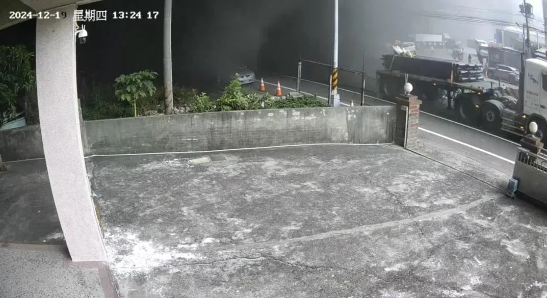 短短1分鐘，半條街街道被黑煙壟罩。（圖／翻攝畫面）