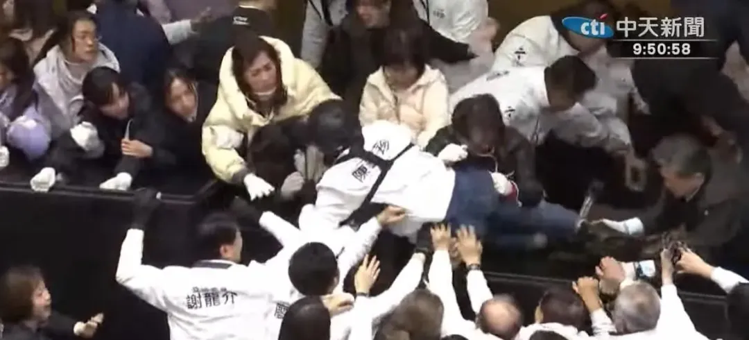 國民黨立委陳玉珍衝上主席台，在推掙扎中排除民進黨女立委。（圖／中天新聞）