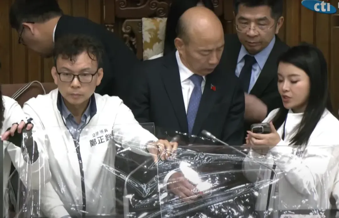 張嘉郡個頭嬌小，卻不懼怕衝突，緊貼韓國瑜護法。（圖／中天新聞）