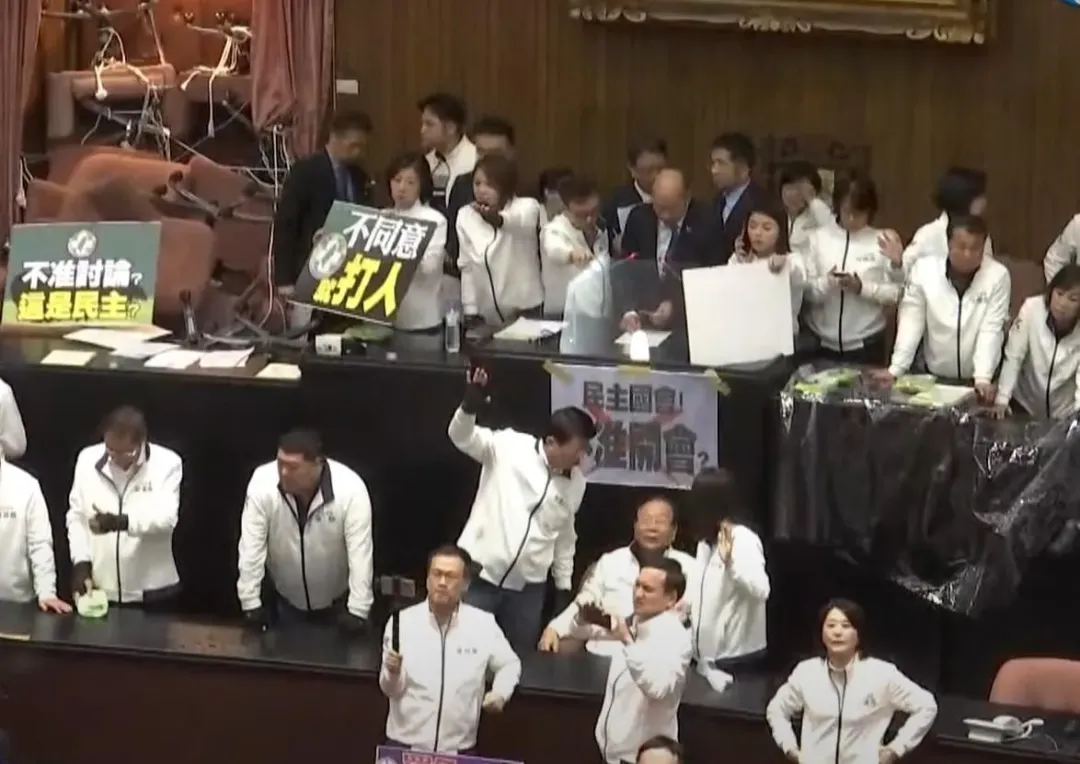國民黨立委成功奪回主席台。（圖／中天新聞）
