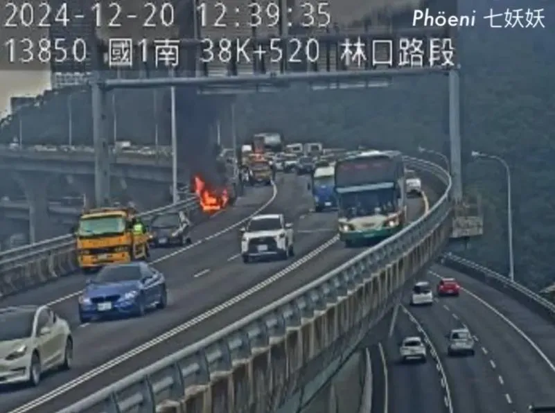 國1五楊高架橋一台自小客車不明原因起火。（圖／翻攝記者爆料網）