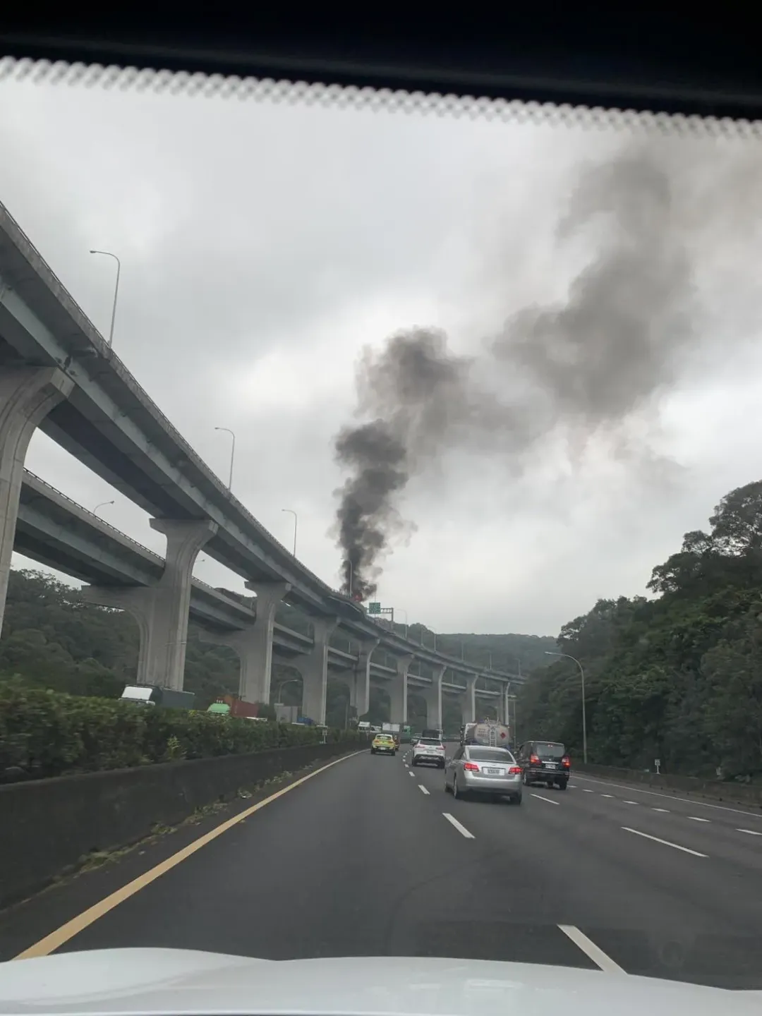 國1五楊高架橋南向林口路一台自小客車不明原因起火。（圖／翻攝記者爆料網）