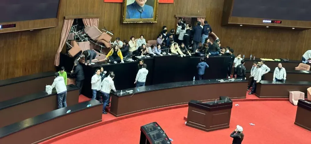 民進黨立委20日霸佔立法院議場,阻止院長韓國瑜及在野黨開會情形。(圖/中天黃詩崴攝)