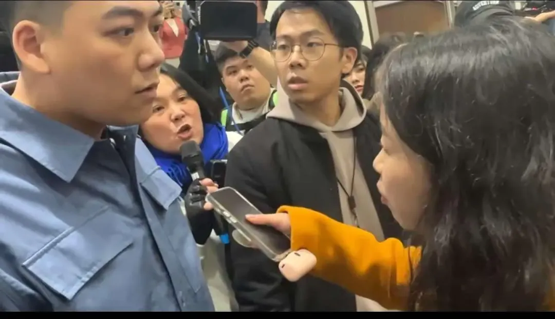 國民黨立委助理（左一）與民進黨立委助理（右一、二）互罵。（圖／讀者提供）