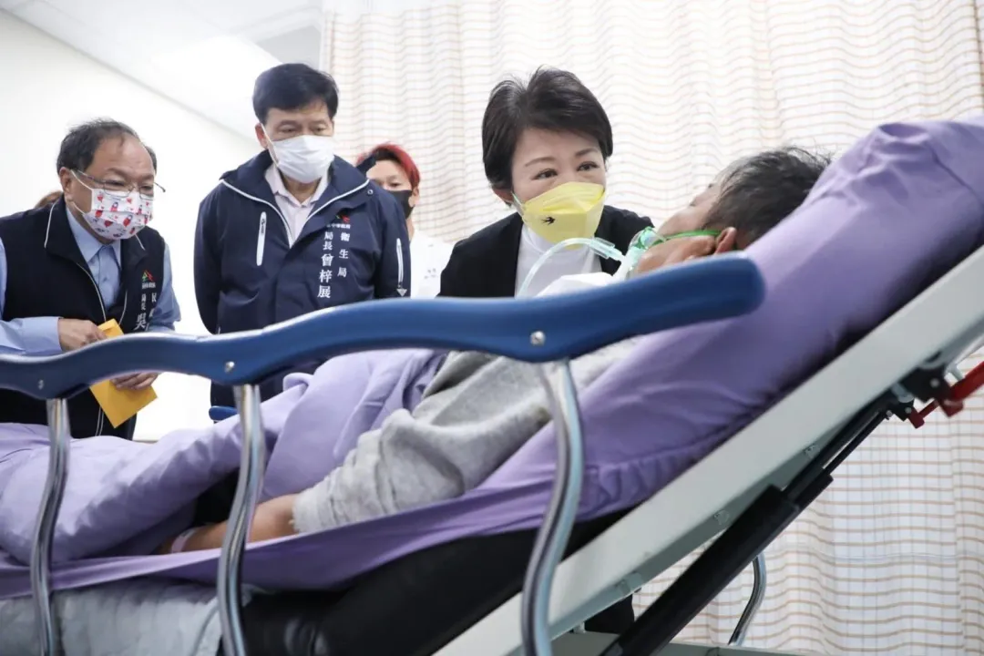 盧秀燕今早也前往梧棲童綜合醫院探視傷患與發放慰問金。（圖／台中市政府提供）