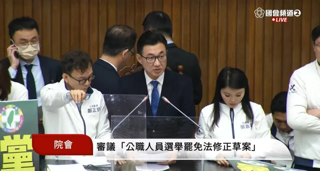 立院副院長江啟臣接力主持院會議事,下午完成選罷法部分條文修正案三讀通過。(圖/取自YouTube國會道頻)