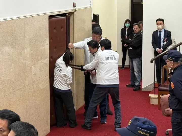 謝龍介嘗試用油壓剪頗壞鎖頭進入議場。(圖/翻攝謝龍介臉書)
