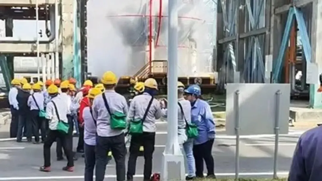 高雄中油林園廠四輕工場20日下午發生乙烯外洩事故,廠內立刻灑水稀釋氣體。(圖/翻攝自記者爆料網)