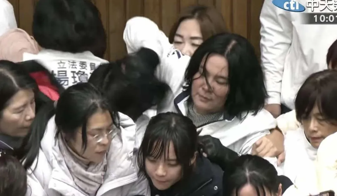 去年12月立院修法期間，陳玉珍企圖攻上主席台。（圖／中天新聞）