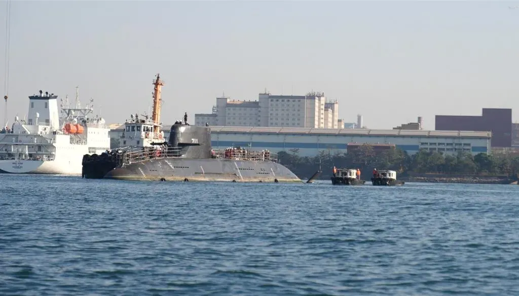 海鯤軍艦移船入塢測試作業。(台船提供/中時洪靖宜高雄傳真)