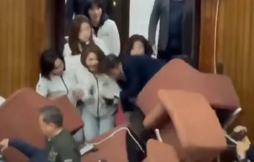 國民黨立委陳菁徽控訴民進黨立委鍾佳濱趁亂襲臀性騷擾。(圖/陳菁徽提供)