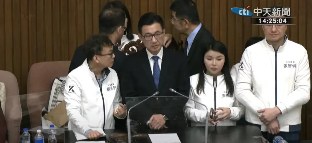 立院副院長江啟臣接力主持院會議事,下午完成選罷法部分條文修正案三讀通過。(圖/中天新聞)