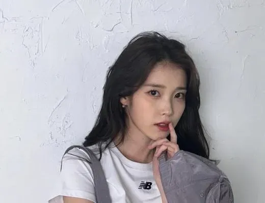 南韓「國民天后」IU(李知恩)近日坦言罹患「斯基特綜合症」,臉上甚至有部分皮膚已經壞死,連針刺都不痛!(圖/翻攝自IG @dlwlrma)