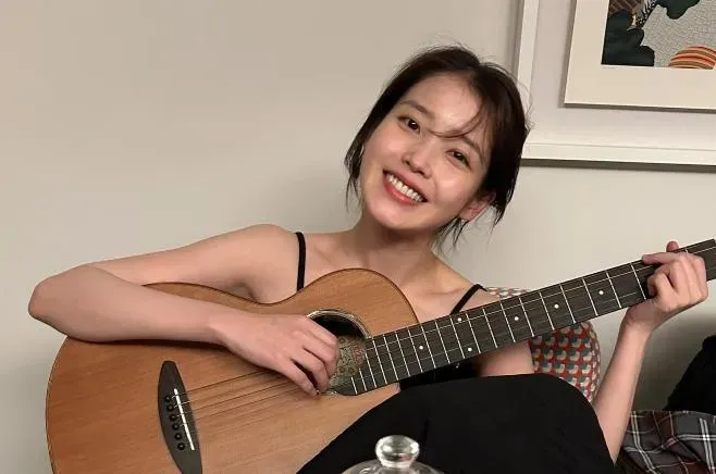 南韓「國民天后」IU(李知恩)近日坦言罹患「斯基特綜合症」,臉上甚至有部分皮膚已經壞死,連針刺都不痛!(圖/翻攝自IG @dlwlrma)