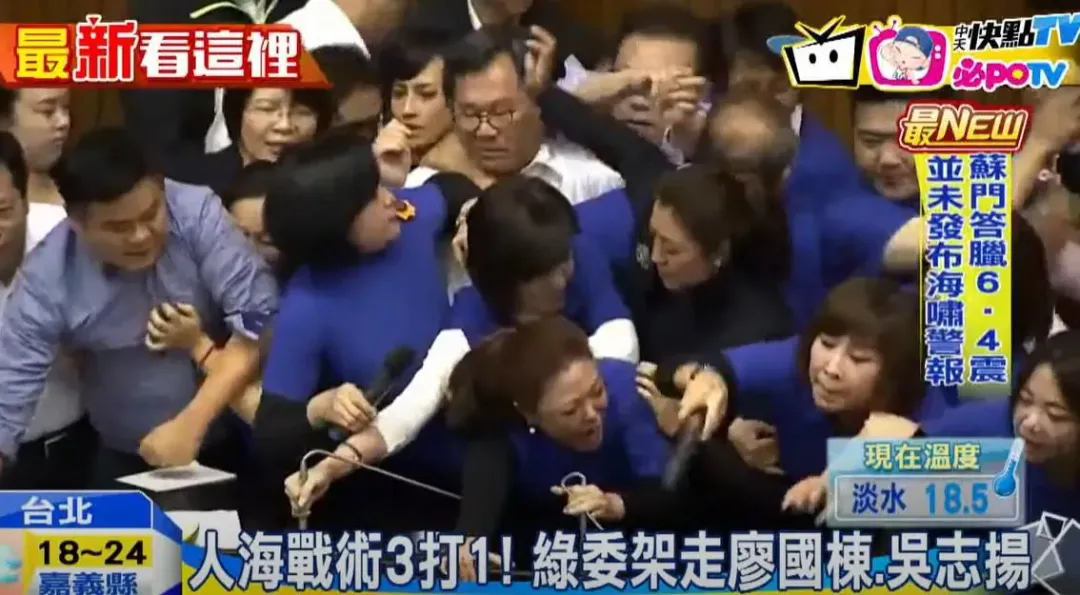 2016年民進黨強渡通過勞基法修法一例一休時,引發藍綠暴力衝突。(圖/中天新聞)