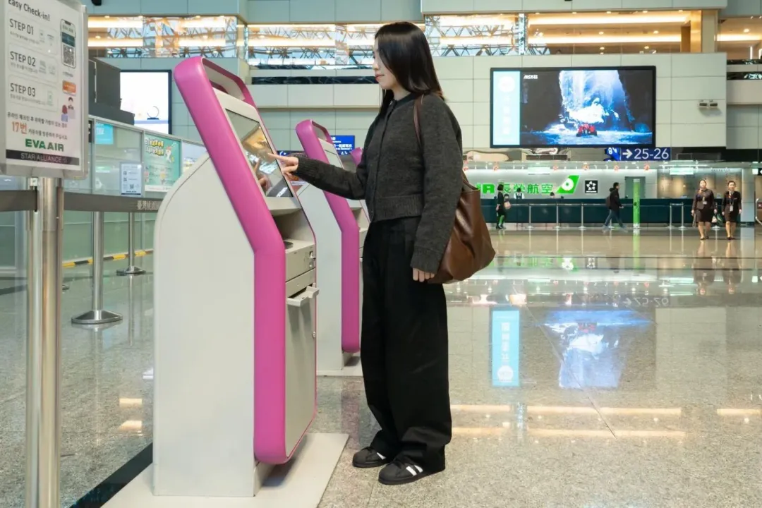 年底前完成的49座第四代自動查驗通關系統(e-Gate)，將使e-Gate總數達71座，進一步提升通關效率。（圖／桃機公司提供）