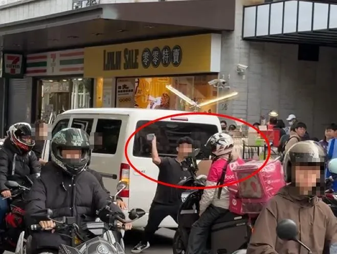 台中市北區一中街，疑似廂型車駕駛違停猛打外送員。（圖／翻攝自threads）