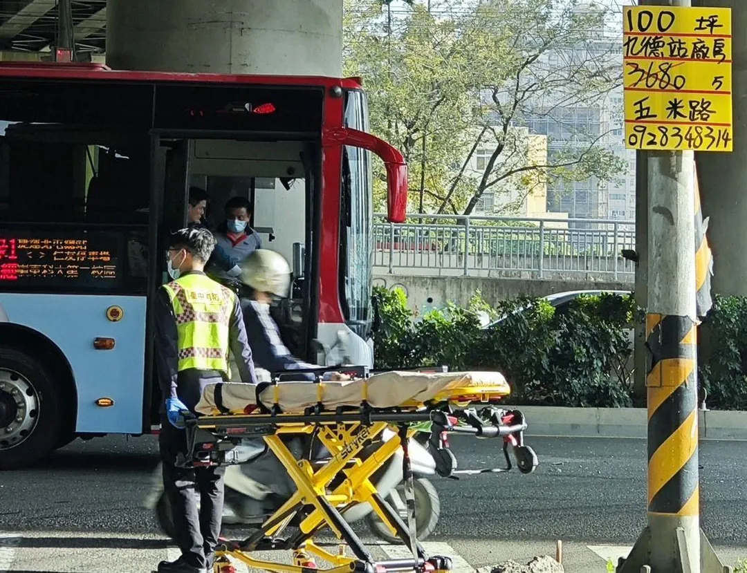 台中中鹿客運與轎車發生碰撞,目前至少5人受傷。(圖/翻攝畫面)