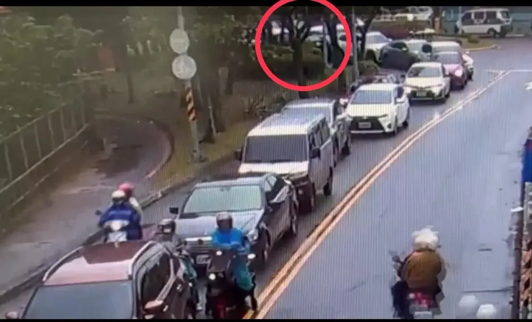 本次連環追撞，疑因一輛小型休旅車誤踩倒車擋「向後暴衝」，導致跟圓環停等紅燈的車輛發生撞擊。（圖/警方提供）