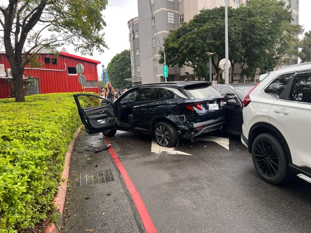 員警獲報抵達後，發現現場竟有6輛汽車受損.（圖/警方提供）