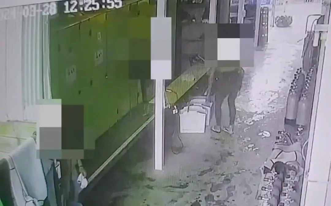 今年3月,恆春鎮某潛水店吳姓男員工趁女潛水客洗澡之際,手持針孔攝影機,從盥洗室之下方門縫及上方空隙,偷拍她私密洗澡影像。(圖/警方提供)