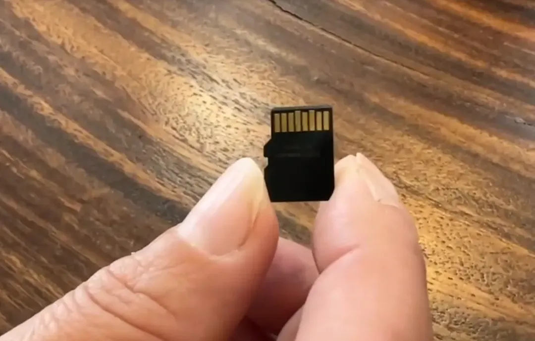 吳男則因擔心犯罪行為遭察覺,快速衝出盥洗室,並將偷拍所使用之記憶卡自針孔攝影機取出,放入口中嚼碎後吞入腹中。(圖/翻攝畫面)