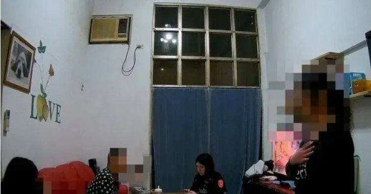 粗心媽取物幼童反鎖屋內,警急開門助脫困。( 圖/翻攝畫面)