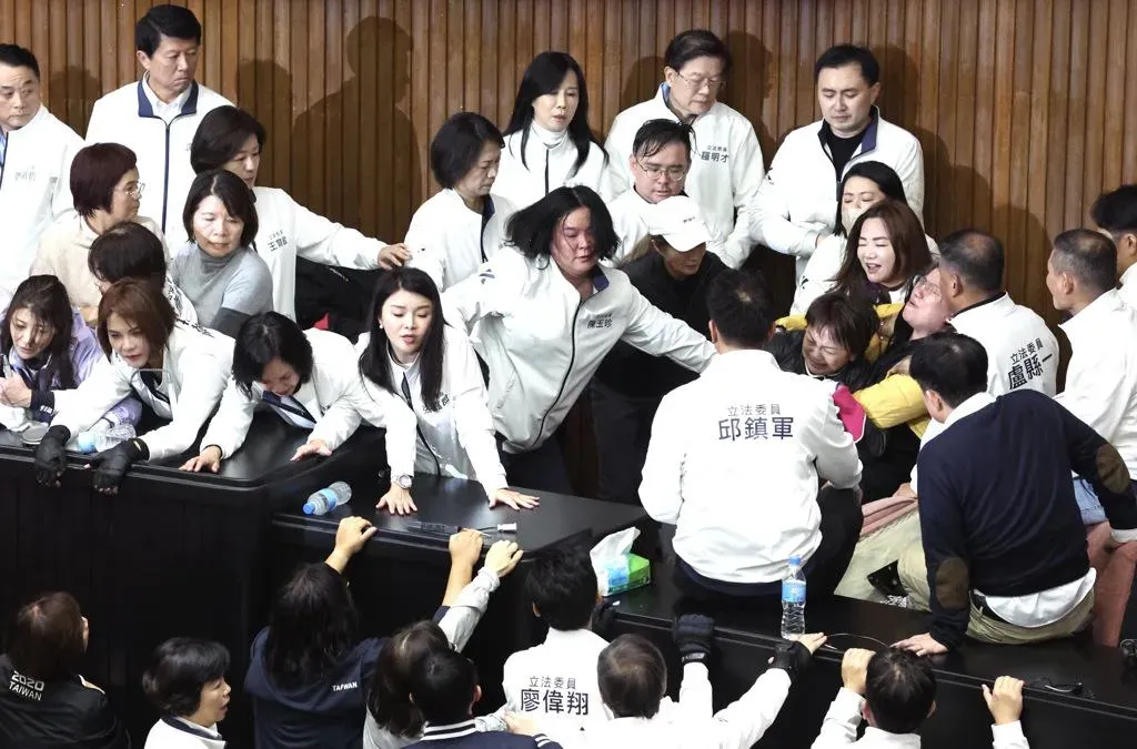 民進黨上周在立院的焦土抗爭，再次敗陣，讓藍白聯手通過三大法案。（圖/資料照）